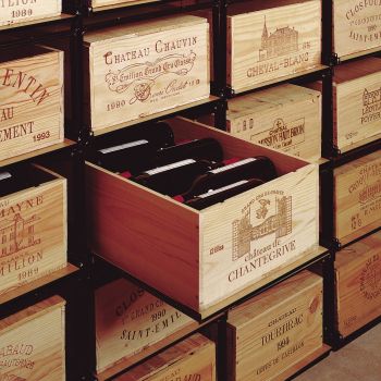 Lagersystem für Weinkisten mit jeweils 12 Flaschen