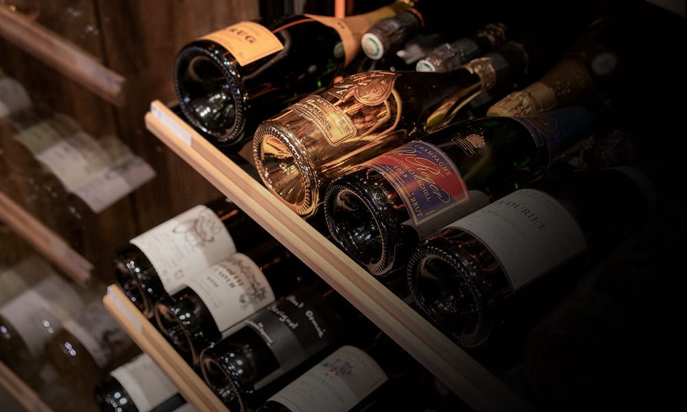 Positionieren Sie die Regaleinheiten individuell um, somit können Sie die Kapazität erhöhen oder den Zugang zu Ihren Flaschen erleichtern.