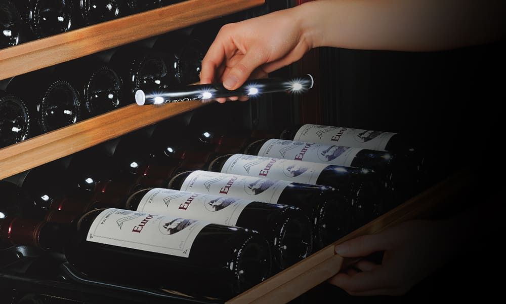 Eine clevere, abnehmbare Beleuchtung, die das Lesen Ihrer Etiketten erleichtert.