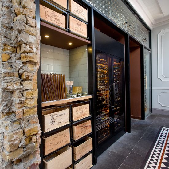 Lagersystem für Weinkisten mit jeweils 12 Flaschen