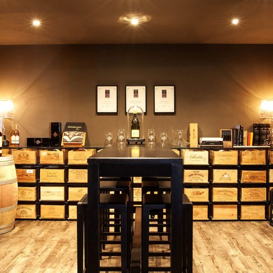 Lagersystem für Weinkisten mit jeweils 12 Flaschen