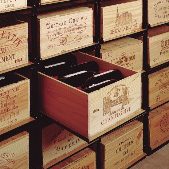 Lagersystem für Weinkisten mit jeweils 12 Flaschen