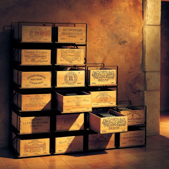 Lagersystem für Weinkisten mit jeweils 12 Flaschen