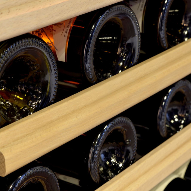 Ausziehbare Regalböden zum ordentlichen Verstauen Ihrer Weinflaschen.