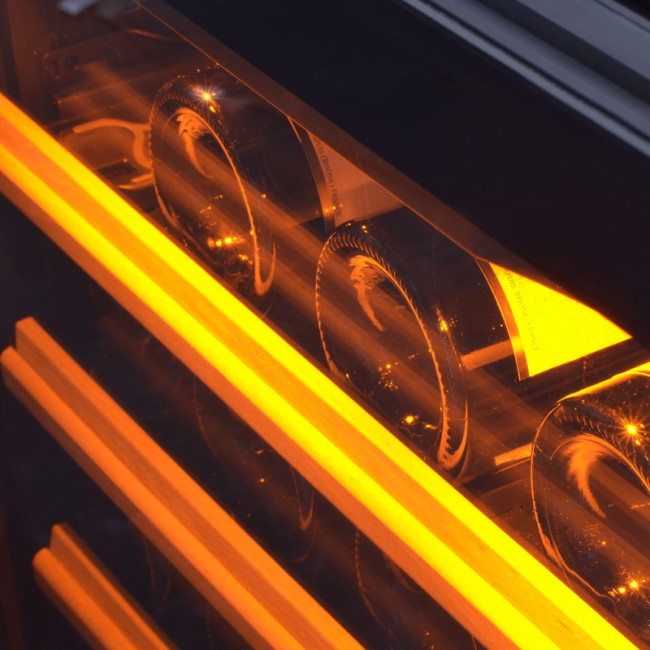 Einbau-Weinkühlschrank mit Glastür und bernsteinfarbener Beleuchtung – Serie Compact EuroCave