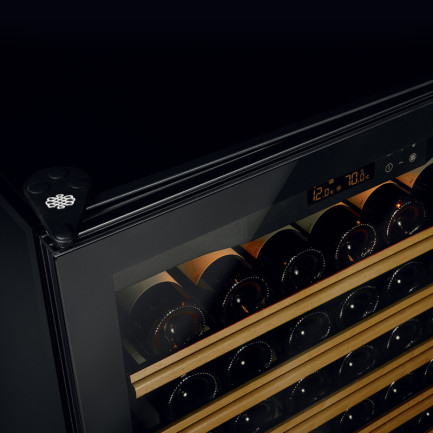 Foto der vollständig verglasten Full Glass-Tür für EuroCave Compact-Weinkühlschränke.