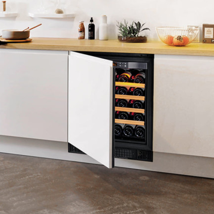 Foto der technischen Tür, an der eine Blende angebracht werden kann, die zu Ihren Küchenmöbeln passt.