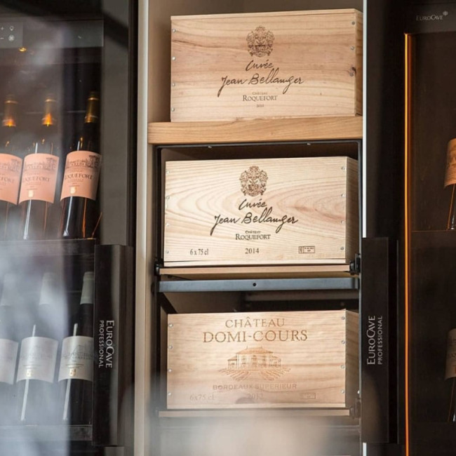 Ausziehbare Holz- und Stahlregale für Weinkeller, Lagerung von 2 Weinkisten mit 12 Flaschen. Schublade zur Aufbewahrung der Originalkiste aus Holz.