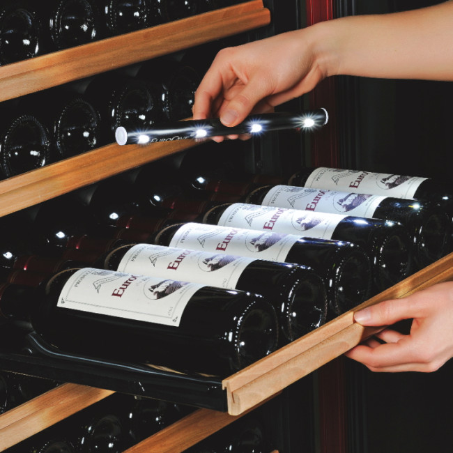 lampe-eclairage-etiquettes-bouteilles-caves-a-vin-eurocave.jpg