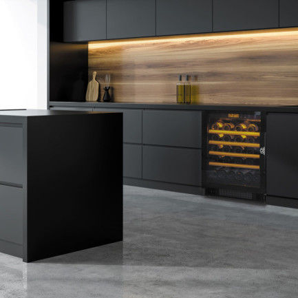  Einbau-Weinkühlschrank in einer modernen, maßgefertigten Küche