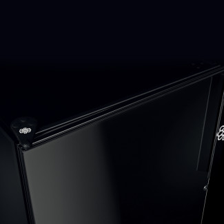 Weinkühlschrank mit undurchsichtiger Tür und ästhetischer schwarzer Glasoberfläche