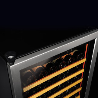 Weinkühlschrank mit Glas-Tür und Edelstahlrahmen im professionellen Küchenstil