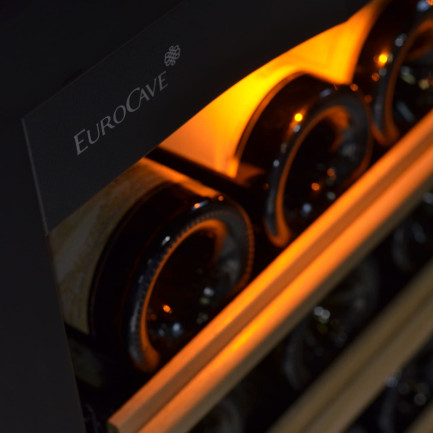 Weinkühlschrank mit integrierter Beleuchtung