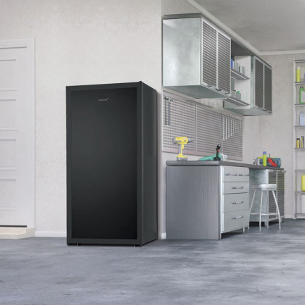 Weinklimaschrank in einer Garage oder einer Hinterküche