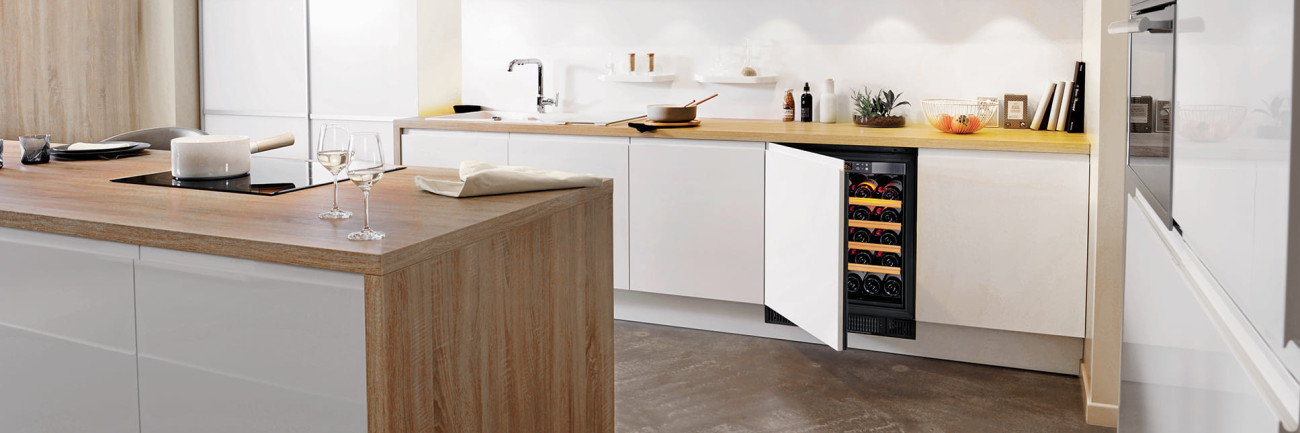 Schritt-für-Schritt-Videoanleitung für die Installation eines Haushaltsgeräts, um die Front eines eingebauten Weinkühlers in der Küche zu befestigen.