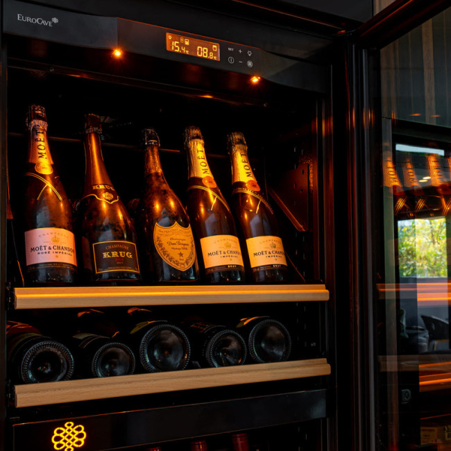 Schöne Präsentation der Flaschen dank des EuroCave Pure Präsentationsregals und seinem schönen bernsteinfarbenen Licht. Heben Sie Ihre schönsten Wein- oder Champagnerflaschen hervor.