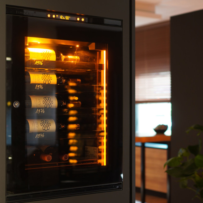 Schöne Präsentation der Flaschen durch die integrierte Bernsteinbeleuchtung und Aufwertung der Etiketten durch die Präsentationsmöglichkeiten des Premium-Regals. Inspiration EuroCave