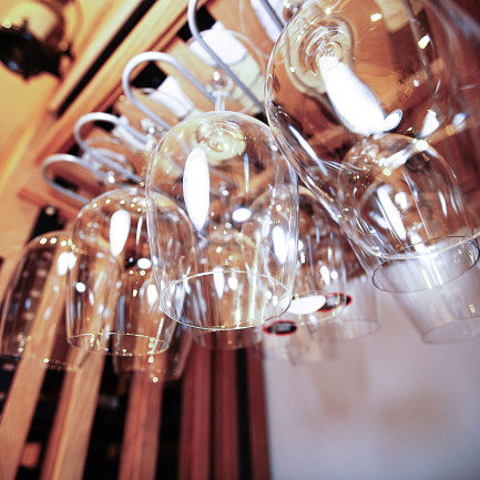 Viele optionale Zubehörteile, die Sie zu Ihrem Weinlager hinzufügen können: Regale, Flaschendisplay, Glasaufbewahrung usw.