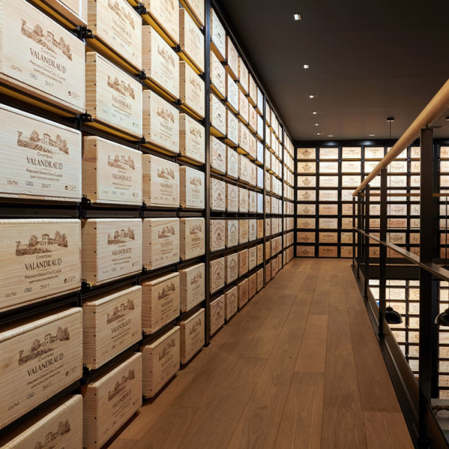 Traumweinkeller – Weinwand aus modularen Weinregalen, die sich endlos zusammenstellen lassen, um den perfekten Weinkeller zu gestalten.