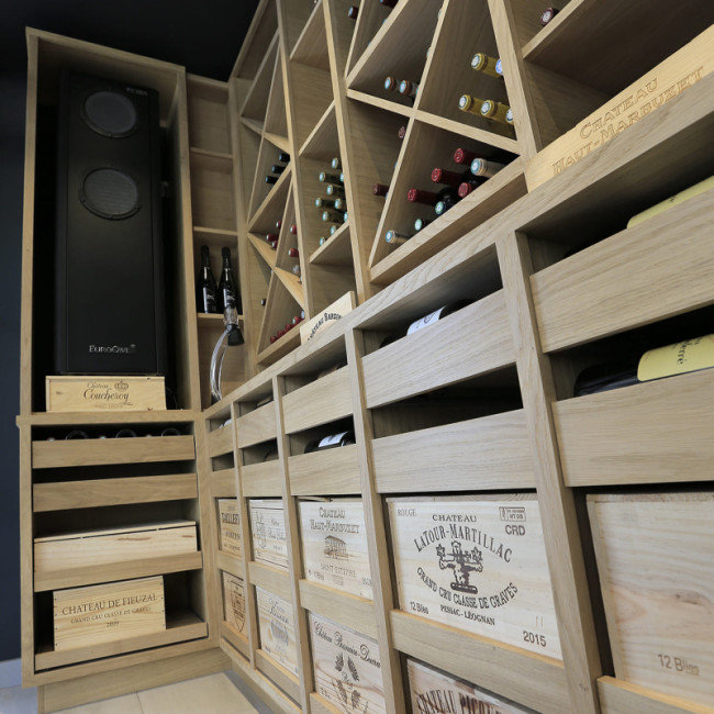 Weinkeller-Klimaanlage. Aufrechterhaltung einer stabilen Temperatur und Erhaltung der Luftfeuchtigkeit. Kälteproduktion oder automatische Heizfunktion je nach Außentemperatur. Luftfeuchtigkeit bleibt erhalten.