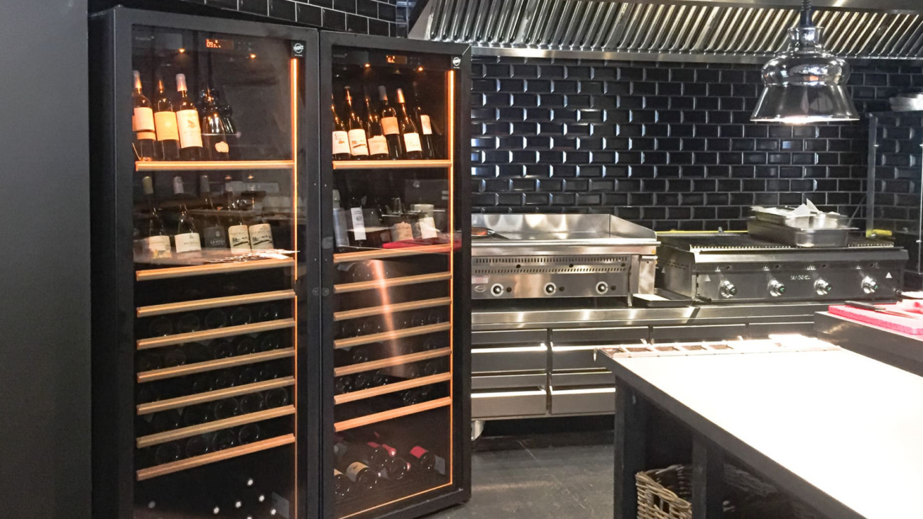 Vereinfachte Verwaltung der auf der Speisekarte angebotenen Weinreferenzen dank dieses Weinklimaschranks mit doppelter Reifung, der eine sichere Lagerung der Weine unter Berücksichtigung der Weinkonservierungskriterien ermöglicht.
