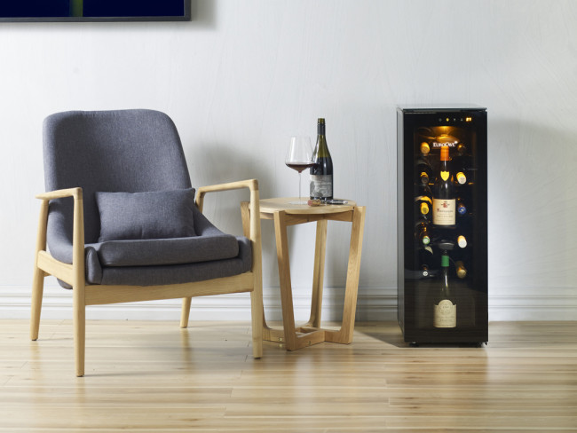 Weinbar mit 12 Flaschen im Wohnzimmer