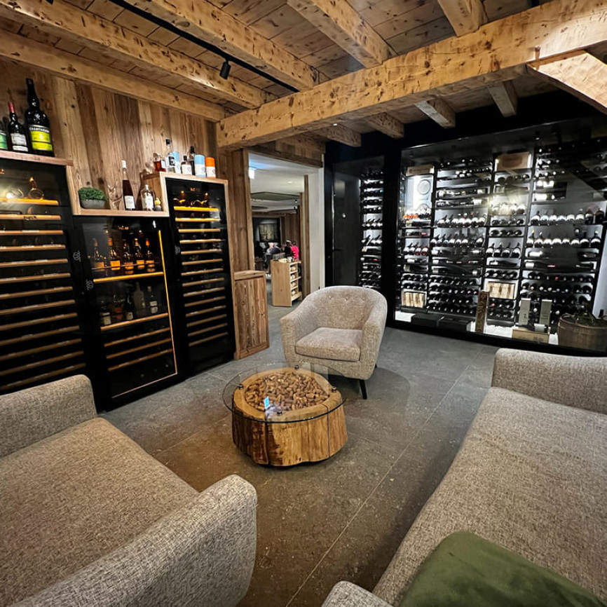 Design Restaurant - Einrichtung eines Wandschranks mit 3 integrierten Weinkellern und einer klimatisierten Weinvitrine mit luftigen schwarzen Metall-Weinregalen. Modulo-X