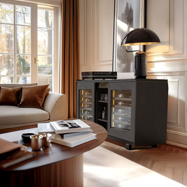 Verbinden Sie Luxus und Zweckmäßigkeit eines Weinmöbels in Ihrem Wohnzimmer. Hervorhebung der Flaschen dank der integrierten Beleuchtung. Optimale Temperatur für die Verkostung von Weiß- und Rotwein dank zweier unabhängiger Kühlfächer.