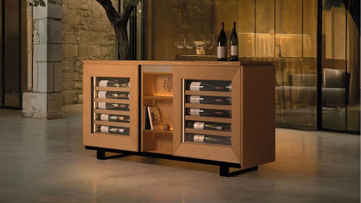 Steuern Sie Ihren vernetzten Weinkeller mit der EuroCave-App - Regeln Sie die Temperatur, das Licht oder erhalten Sie Benachrichtigungen aus der Ferne.