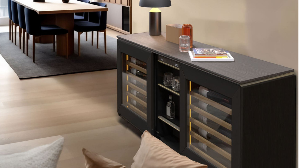 Ein Weinkühler mit zwei Temperaturzonen in einem Sideboard – eine elegante Lösung, um einen Weinkühlschrank in eine anspruchsvolle Inneneinrichtung zu integrieren.