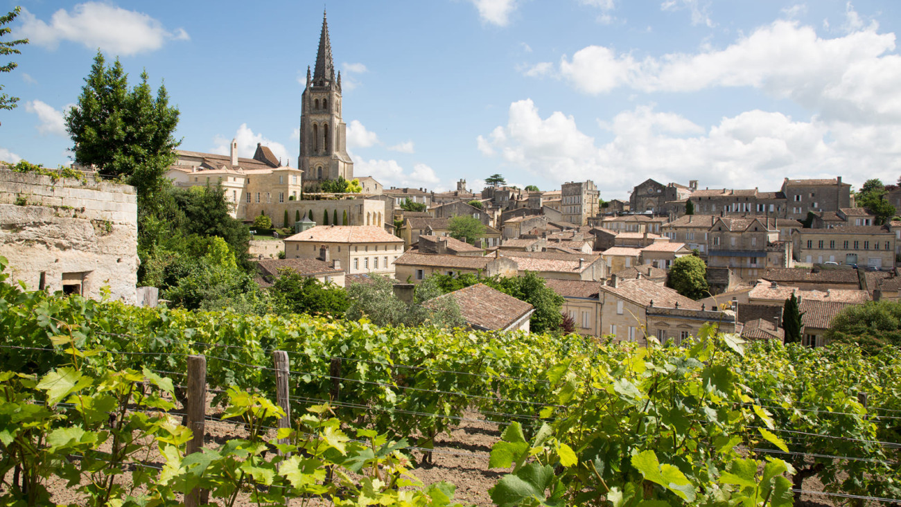 Foto des Dorfes Saint-Émilion in der Region Bordeaux, wo viele weltberühmte Weine produziert werden.