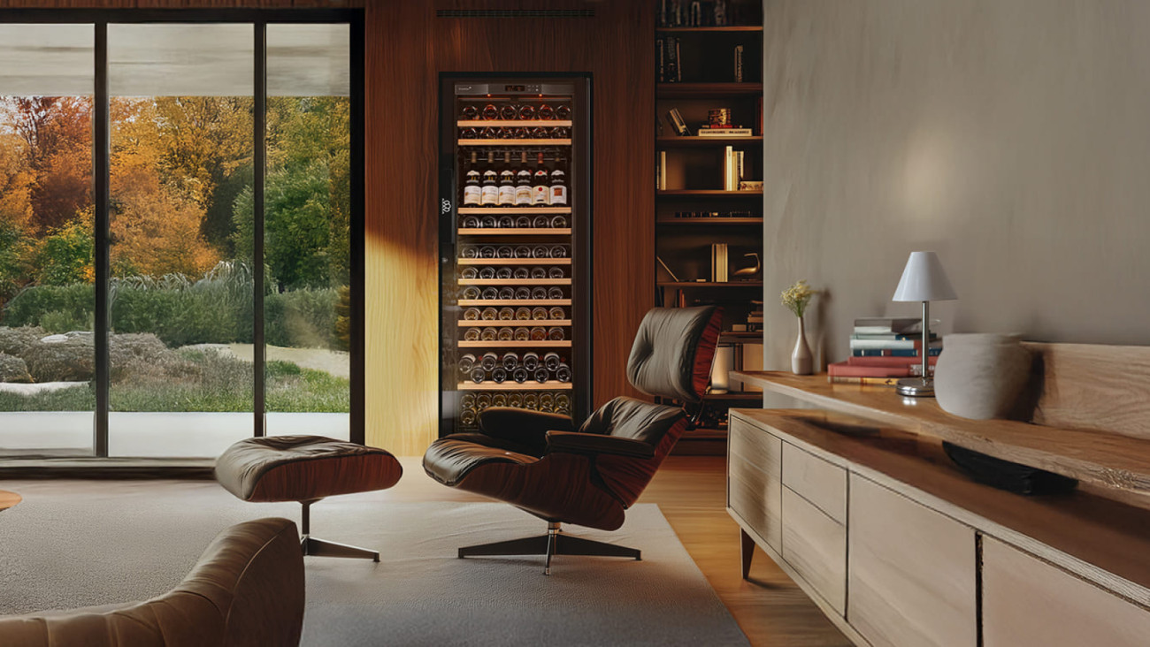 Pflegen Sie Ihre edlen Tropfen mit einem elektronischen Weinkeller. Hier ein EuroCave 3-Temperatur-Keller zur Aufbewahrung bei der idealen Trinktemperatur.