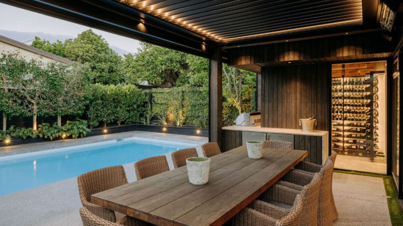 Gestaltung eines luxuriösen Hauses mit einem Weinzimmer, das von der Außenterrasse mit Pool sichtbar ist – Modulo-X