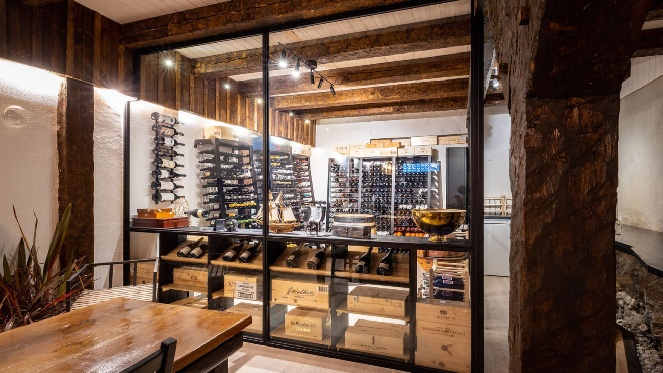 Ein natürlicher Weinkeller oder ein klimatisierter Weinkellerraum ermöglicht es, Wein langfristig unter optimalen Bedingungen zu lagern, damit er seine volle Reife erreicht.