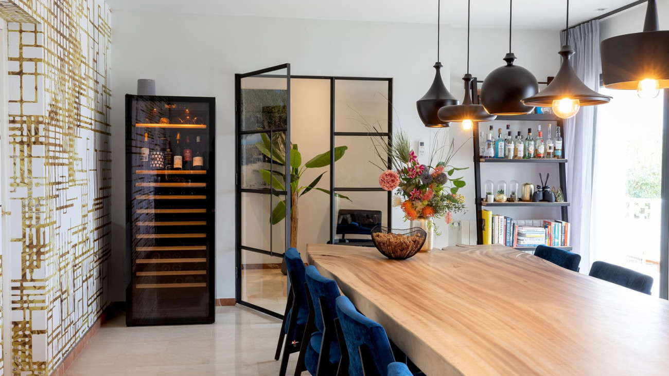 Ein elektronischer Weinkeller von EuroCave – der beste Ort, um Wein in einer Wohnung oder einem modernen Haus reifen zu lassen, da er die wesentlichen Bedingungen eines natürlichen Weinkellers nachbildet.