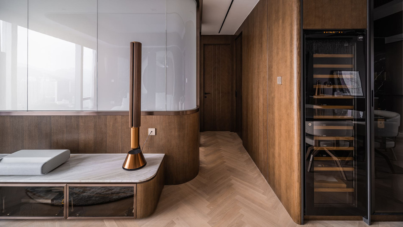 Elegantes, stilvolles Interior Design mit integrierter Weinkühschrank in einem maßgefertigten Projekt in Hongkong von Apollo Design HK Limited