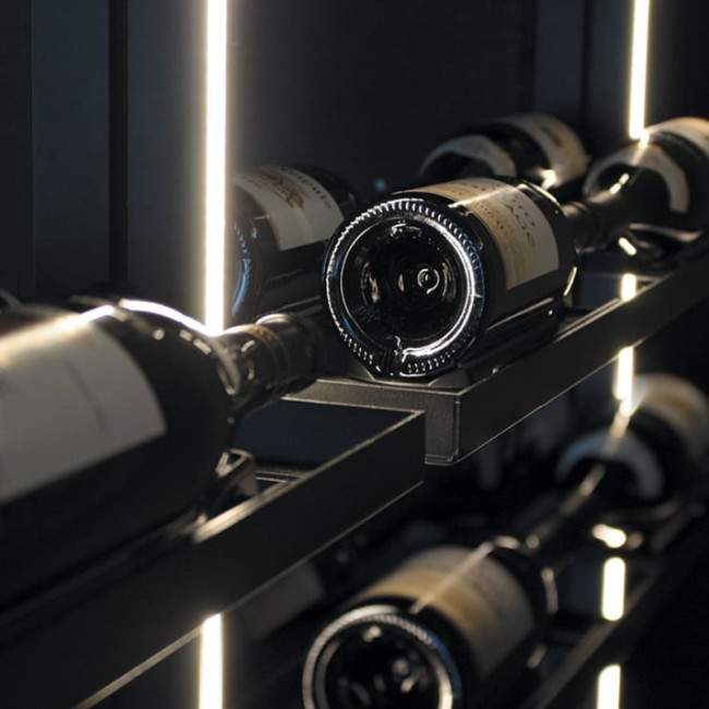 Weinkellerregale mit integrierter Beleuchtung und vielfältigen Präsentationsmöglichkeiten für Weinflaschen.