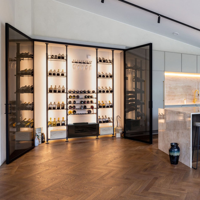 Gestalten Sie eine maßgeschneiderte klimatisierte Weinvitrine. Kompaktes Weinkeller-Klimaanlage. Temperaturkontrolle, Feuchtigkeitsregulierung, Belüftung.