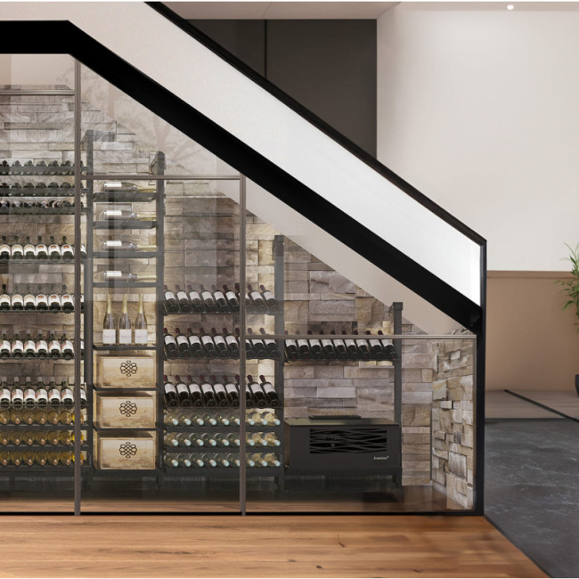 Weinklimaanlage für maßgeschneiderte Installationen in kleinen Räumen unter Treppen oder in verglasten Wandschränken. Hochwertiges Innendesign.