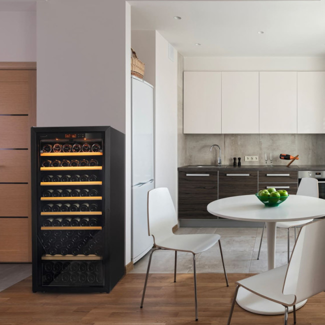 3-Temperatur-Weinkühlschrank – auch Multifunktions-, Mehrzonen- oder Mehrzweckklimaschrank genannt – verschiedene Zonen, um den Wein schnell auf Trinktemperatur zu bringen oder ihn für einige Jahre aufzubewahren.