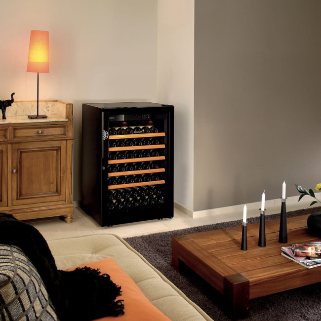 Multi-Temperatur-Weinkhülschrank – ein Temperaturgradient ermöglicht die Staffelung der Temperatur von kalt nach heiß, um so nah wie möglich an die Serviertemperatur jedes Weins zu kommen.