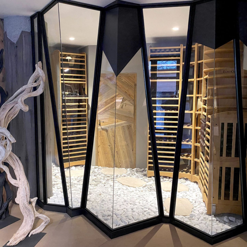 Traumhaftes Weinkeller-Design – Klimatisierter Weinaum in einem Bergrestaurant – Modulare Massivholz-Schränke Modulothèque EuroCave