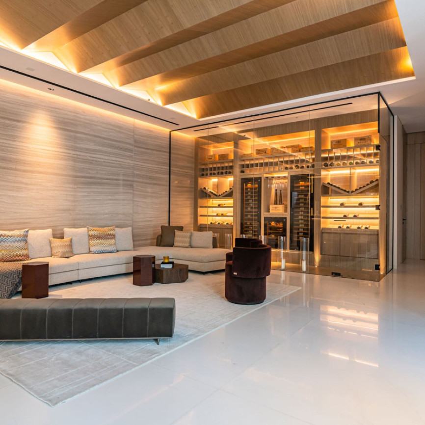 Beeindruckender klimatisierter Weinkeller, integriert in die Innenarchitektur eines Luxushauses.