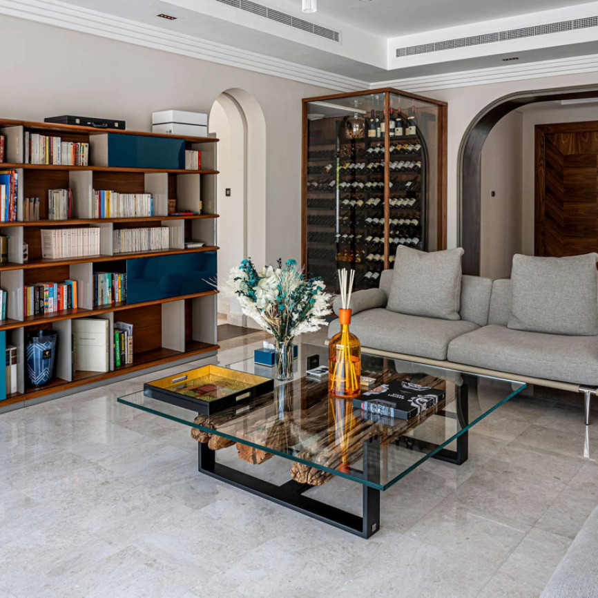 Klimatisierter Weinvitrinenbereich, eingerichtet im Wohnzimmer eines modernen Hauses.