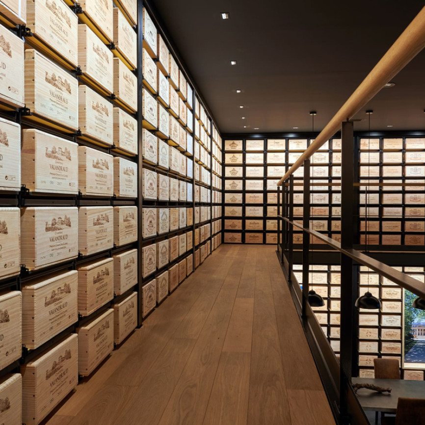 Beeindruckender Weinkeller mit zusammenpassenden Aufbewahrungsmöglichkeiten - Verschiebbare Weinregale zur Gestaltung des perfekten Weinzimmers - Modulorack EuroCave.