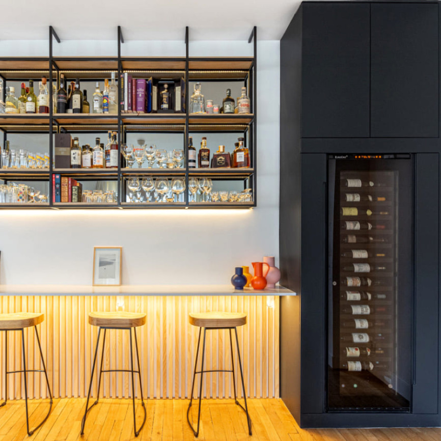 Cave a vin encastrée dans un espace bar à vin aménagé dans un séjour - Inspiration EuroCave