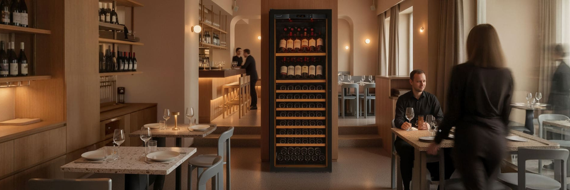 Service Weinkühlschrank mit Flaschenpräsentation und integrierter Beleuchtung im Restaurant