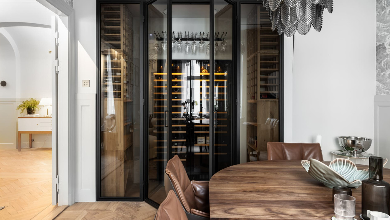Design Weinkühlschrank integriert in eine moderne private Wohnumgebung