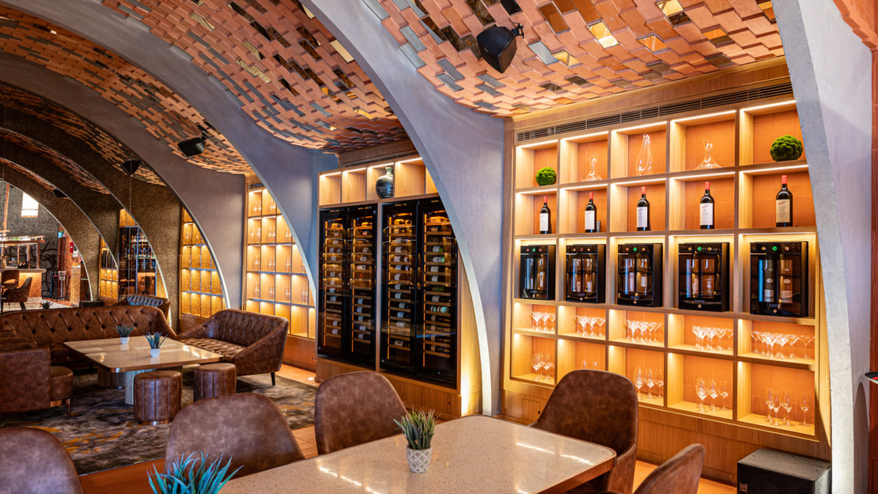 Zeitgemäßes Weinwand Design in einem Restaurant in Dubai